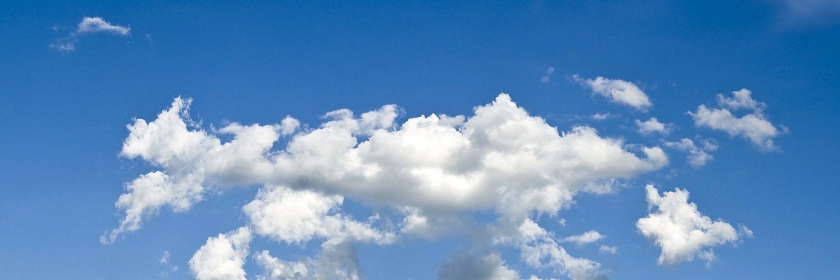 Blauer Himmel mit kleinen weißen Wolken