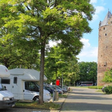 Wohnmobile vor dem Grauen Turm