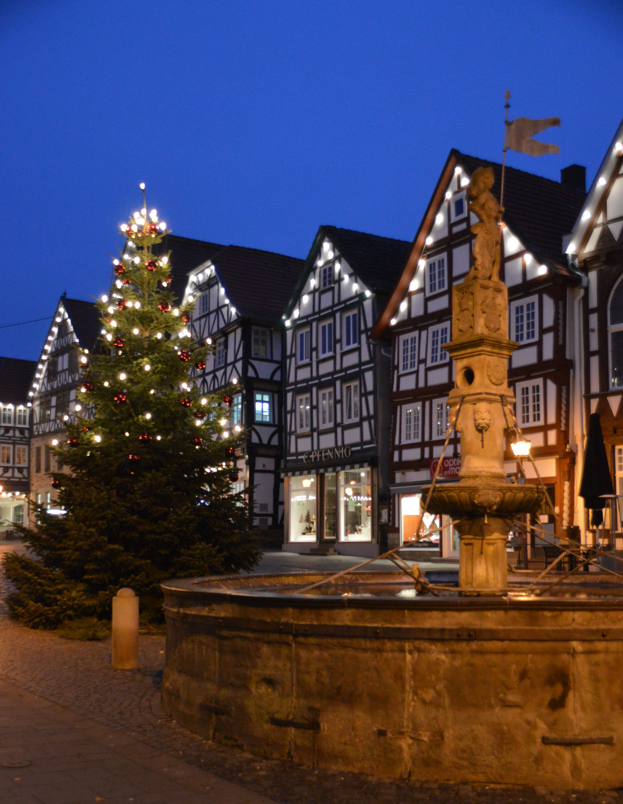 Rolandsbrunnen Fritzlar mit Weihnachtsbaum