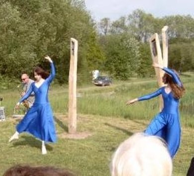 Blau gekleidetete Tänzerinnen vor ARS NATURA Skulptur
