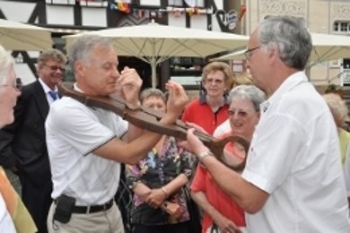 Stadtführer Lohmann bei Mittelalterlicher Stadtfühung auf dem Marktplatz