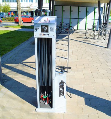 Fahrradreperatur Station in der Allee. Mit werkzeug und Luftpumpe in einer Silbernen Säule