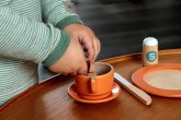Kind spielt mit Kinderteeservice
