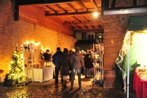 Advent in den Höfen Besucher am Marktstand