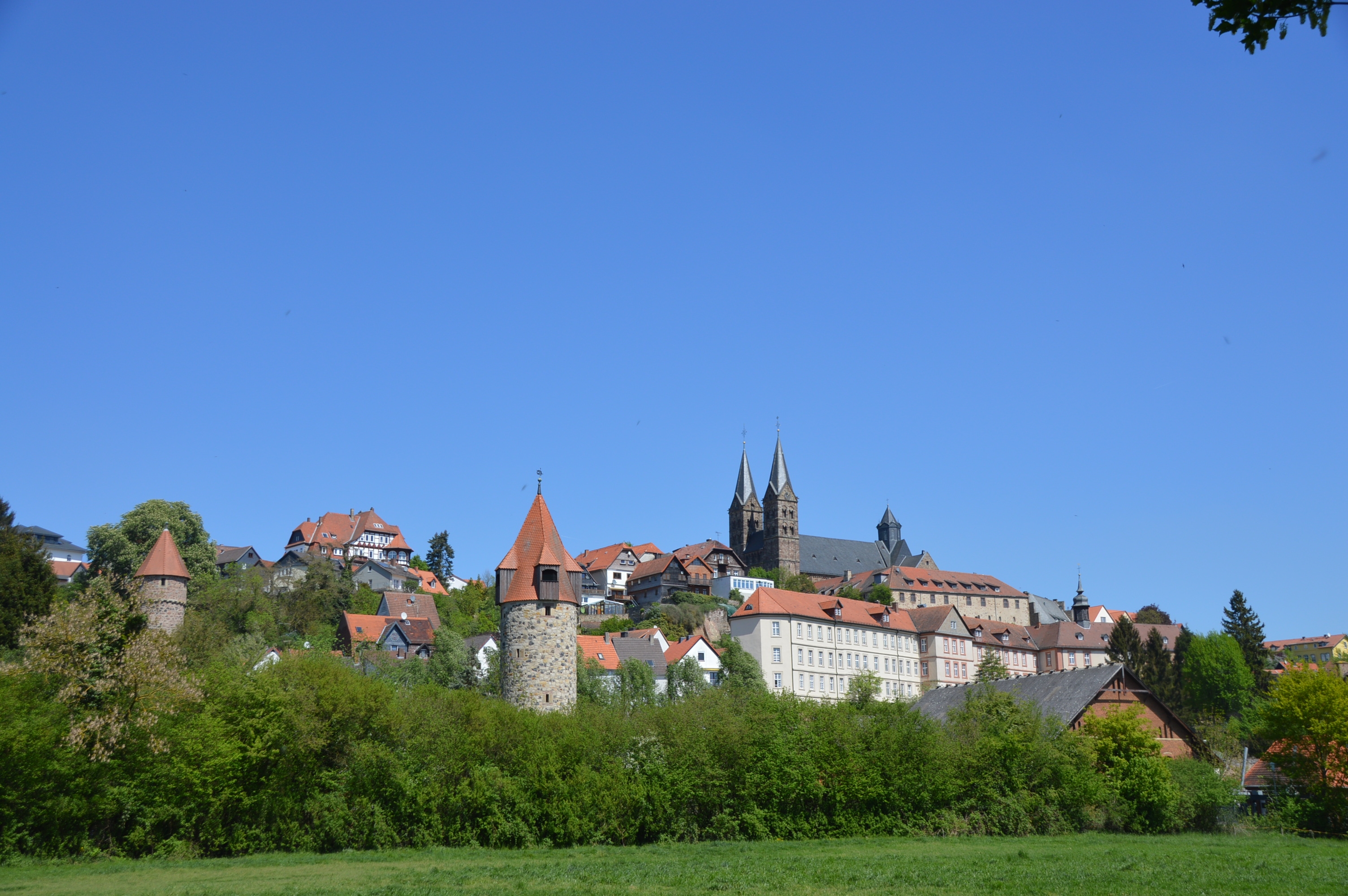 Blick auf Fritzlar mit Türmen und Fachwerkhäusern vom 4 Türme-blick