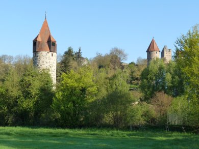 Blick auf alte Wehrtürme der Stadt fritzlar in mitten von grünen Bäumen