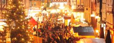 Weihnachtsmarkt auf dem Marktplatz. Stimmungsvolle beleuchtung mit vielen besuchern an Weihnachtsmarktständen