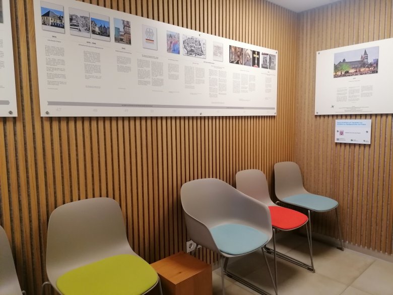 Wartebereich mit Zeittafeln Bürgerbüro