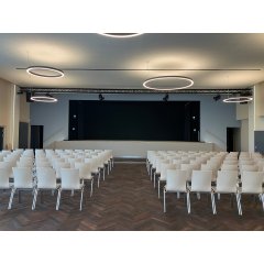 großer Saal mit Blick auf die Bühne
