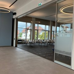 Saal-Teilung durch Glasschiebewand