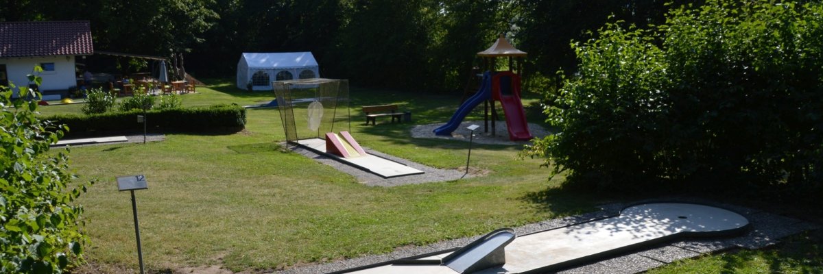Minigolfbahnen auf grüner Wiese