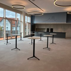 kleiner Saal mit Stehtischen