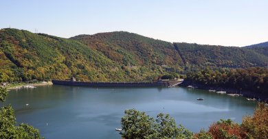 Der Edersee mit seiner Staumauer