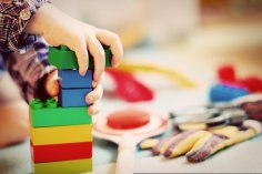 Kinderhand mit Bauklötzen