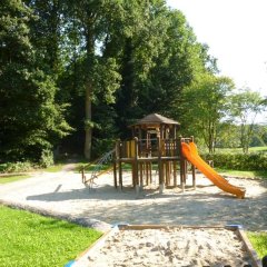 Spielplatz Kletterturm mit Rutsche