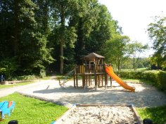 Spielplatz Kletterturm mit Rutsche