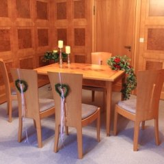 Sich auf den Tisch zu Eheschließung. Davor zwei Stühle für das Hochzeitspaar und die Trauzeugen. Dahinter ein Stuhl für den Standesbeamten.
