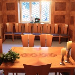 Trauzimmer. Blick aus sich des Standesbeamten vom Schreibtisch in Richtung Bundglasfenster. Direkt nach dem Schreibtisch zwei Stühle für das Hochzeitspaar, links und rechts die Stühle für die Trauzeugen. Im hinteren Bereich sind die Stühle der Gäste zu sehen. Dahinter das Fenster.