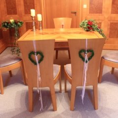 Trauzimmer Zwei Stühle für stehen vor einem Schreibtisch, rechts und links davon noch jeweils einer. Darum etwas Dekoration. Die Stühle sind für das Hochzeitspaar und die Trauzeugen. Der Schreibtisch für den Standesbeamten.