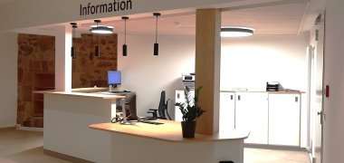 Der barrierefreie Beratungsplatz an der Information im Bürgerbüro