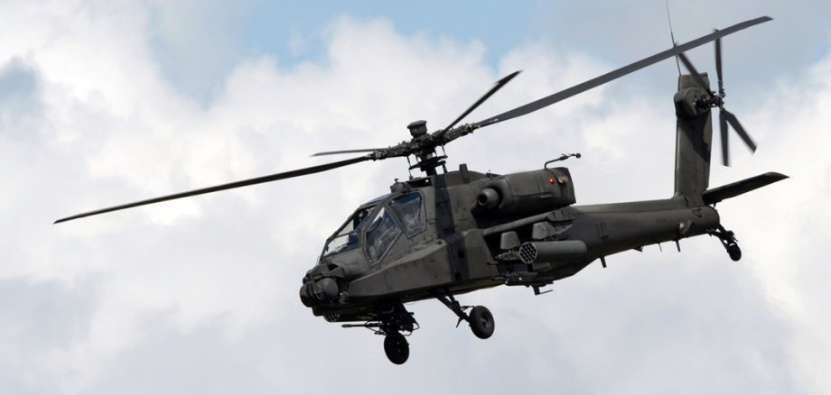 Ein Kampfhubschrauber am Himmel