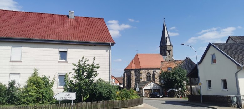 Dorfansicht mit Kirche