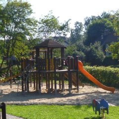 Spiel- und Kletterturm im Sandkasten