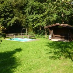 Wassertretbecken und Schutzhütte